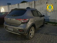 PRF prende foragido da justiça por homicídio conduzindo carro clonado em Rio Largo/AL