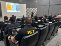 PRF participa de treinamento da Receita Federal para reforçar fiscalização de cargas nas rodovias federais