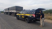 PRF de Alagoas recupera veículo de carga roubado que transportava carnes e derivados em Águas Bela/PE