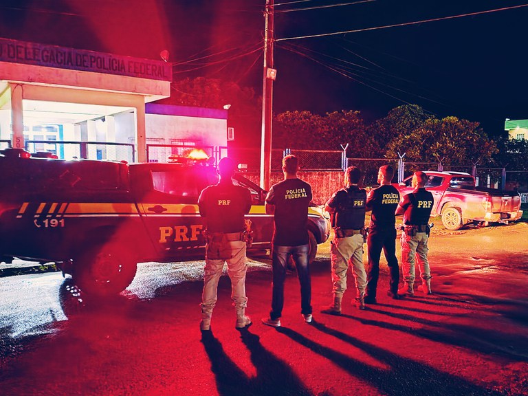 PRF prende quatro motoristas que ocultavam estrangeiros