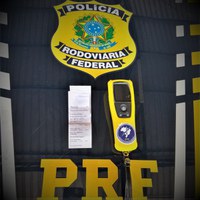 Homem inabilitado e bêbado tenta fugir, mas é preso pela PRF