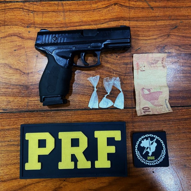 Simulacro e droga apreendidos em Macapá