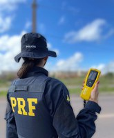 PRF flagra condutor embriagado e prende homem com mandado de prisão