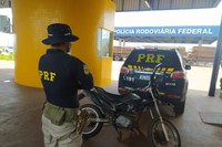 Moto com sinais identificadores adulterados e cumprimento de mandado de prisão por roubo