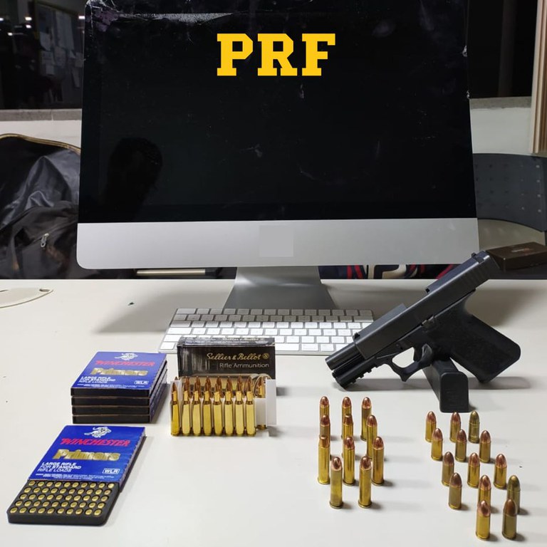 Pistola 9mm, computador e munições apreendidas
