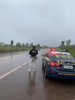 PRF orienta motoristas sobre cuidados ao dirigir durante período chuvoso
