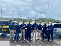 Durante a Operação Ágata no Oiapoque, em conjunto com a Marinha, a Receita Federal e o Canil do BOPE, apreendemos cerca de 300 mil reais em produtos de contrabando e descaminho.