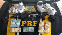 PRF apreende armas, carro, drogas, munições e dinheiro