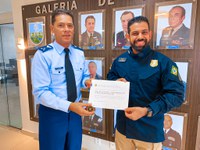 PRF-AM entrega moeda institucional à Força Aérea Brasileira
