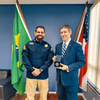 PRF-AM entrega moedas institucionais à órgãos parceiros