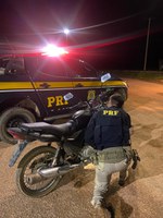 Equipe da PRF-AM recupera motocicleta em Humaitá
