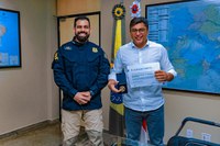 PRF entrega moeda institucional ao governador do estado do Amazonas