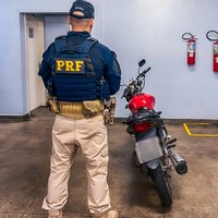 Motocicleta adulterada e com restrição de roubo é recuperada em Manaus