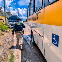 Em Manaus/AM, PRF fiscaliza transportes escolares e promove palestras educativas