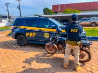 Em Humaitá, motocicleta é apreendida sem placa e com restrição de roubo e furto.