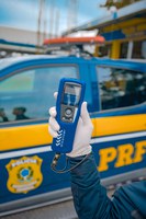 Em Manaus, PRF detém condutor embriagado que quase colidiu com viatura