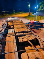 No Amazonas, carga ilegal de madeira é apreendida pela PRF