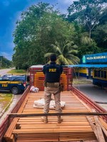 PRF apreende carga ilegal de madeira em Manaus