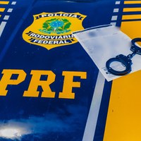 PRF cumpre mandados de prisão durante fiscalização na BR-319