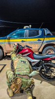 PRF recupera motocicleta furtada e condutor é detido na BR-319