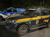 Ação integrada: PRF e PMBA apreendem maconha com traficante reincidente durante abordagem na BR 324