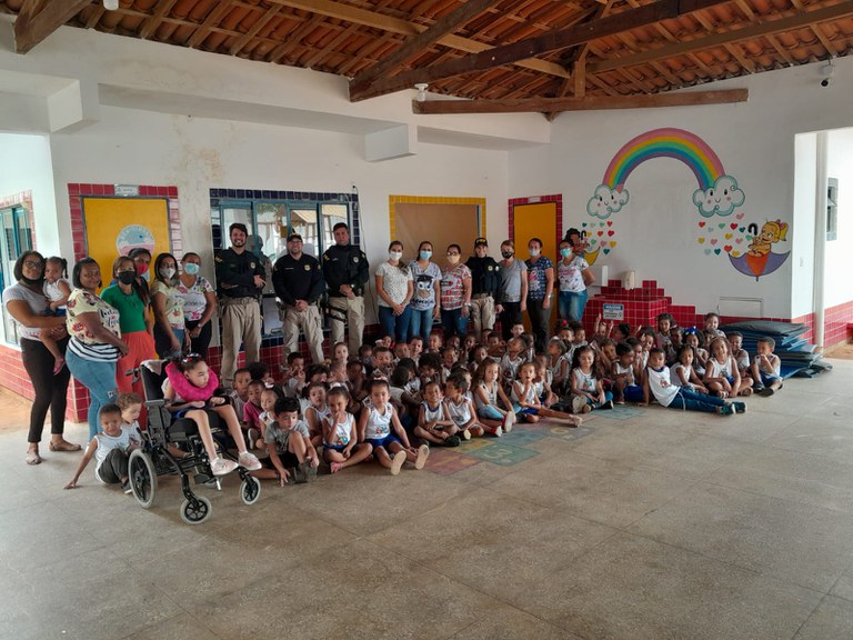 Os policiais desenvolveram atividades lúdicas voltadas à prática de condutas defensivas e de gentileza no trânsito, destacando a importância da contribuição de cada um na manutenção de um trânsito seguro e da observação das regras de trânsito pelos futuros condutores.