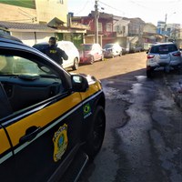 Após tentativa de fuga na BR 324, PRF recupera camioneta roubada