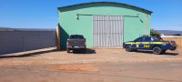 Em Caetité (BA), PRF, PCBA e PMBA recuperam caminhão furtado e desmantelam galpão que funcionava como desmanche clandestino de veículos