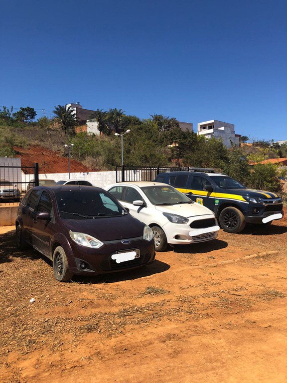 Em um intervalo de apenas 30 minutos, PRF na Bahia recupera dois veículos roubados em ocorrências distintas na cidade de Caetité (BA)