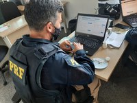 PRF apreende comprimidos de rebite e autua motorista por porte de drogas