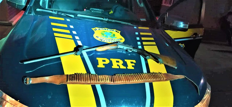 Na ação, também foram apreendidos vários apetrechos, pólvora e outros materiais utilizados no preparo das munições.