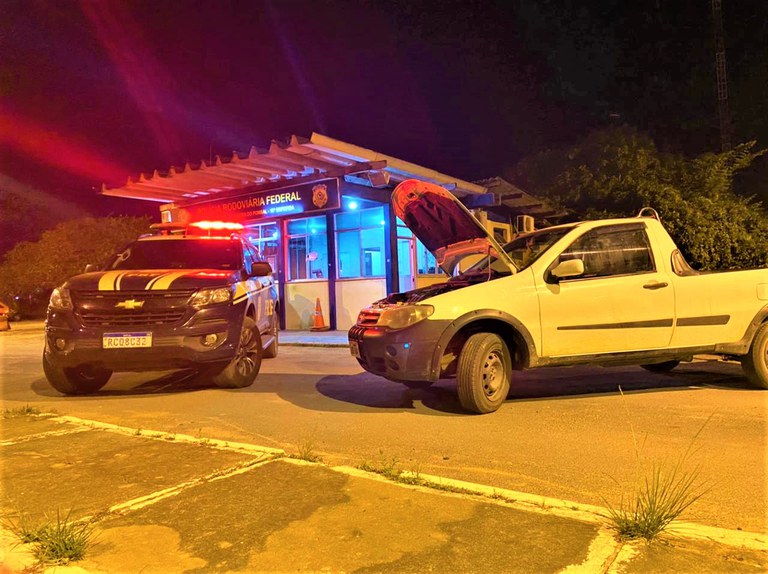 PRF recupera caminhonete roubada e prende motorista por crime de receptação