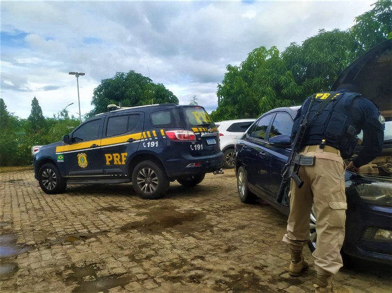Ao saber da prisão pelo crime de receptação de veículo roubado, o homem apresentou descontentamento com a ação policial e de forma agressiva resistiu a prisão e ameaçou a equipe.