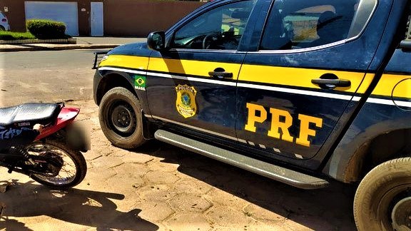 A PRF alerta que ao adquirir um veículo seminovo é importante conhecer a procedência, duvidar de ofertas muito vantajosas e sempre realizar todos os trâmites burocráticos de transferência de propriedade. Essas são dicas importantes para se evitar cair em golpes, ter prejuízos financeiros e ainda responder pela prática do crime de receptação de veículo oriundo de crime.