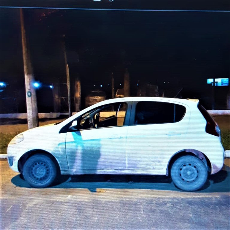 Após carro ser flagrado sem placa na rodovia, policiais rodoviários federais descobrem que motorista transitava com carro roubado