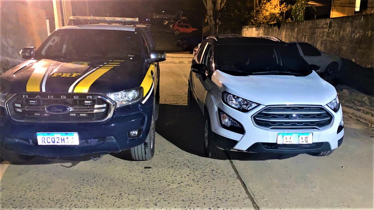O veículo estava com as placas clonadas para tentar ludibriar fiscalizações da polícia e a inspeção no EcoSport revelou que os caracteres identificadores estavam adulterados.