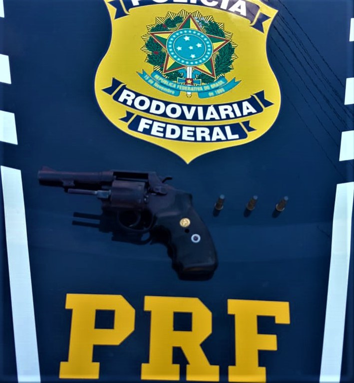 Conforme levantamento policial, um dos homens já tem passagem por tráfico de drogas e porte de arma.