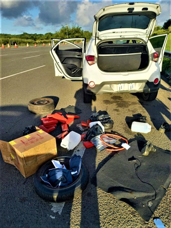 Homem é preso na BR 324 transportando 20 Kg de maconha escondido dentro de carro