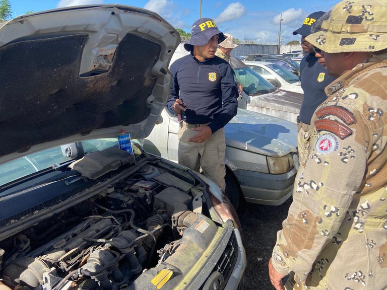 No Extremo Sul da Bahia, PRF promove ambientação com atividades teóricas e práticas sobre técnicas de identificação veicular