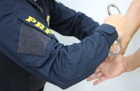 PRF cumpre mandado de prisão e prende passageiro de ônibus na BR 116