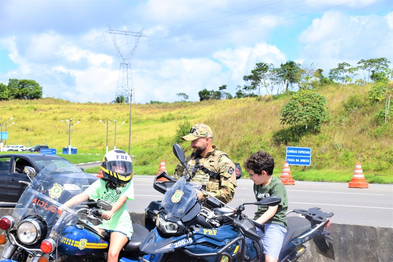PRF na Bahia promove evento de conscientização para o trânsito seguro na BR 324