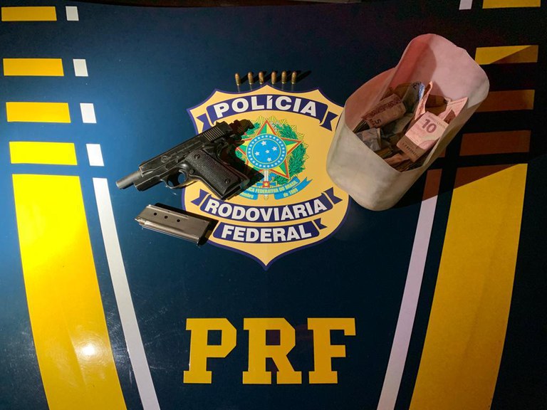 Durante a vistoria no interior do automóvel, os PRFs encontraram uma pistola calibre 380 mm e mais 6 munições, além do carregador. Os objetos foram encontrados no lastro do carro.