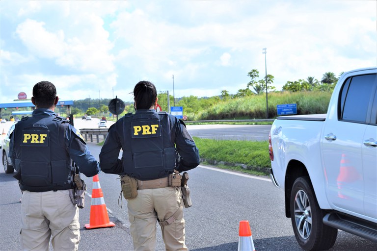 A queda no número de acidentalidade reflete os esforços das ações da PRF de educação para o trânsito e de combate às infrações que mais causam acidentes graves ou potencializam a gravidade de lesões, como ultrapassagens indevidas, condução sob efeito de bebida alcoólica e o não uso dos equipamentos de segurança.