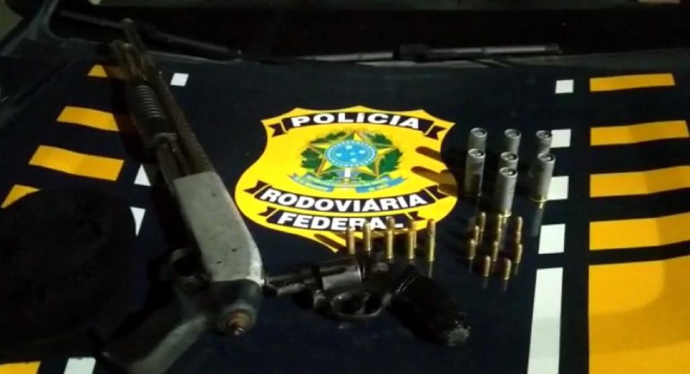 A PRF conta com grupos especializados de combate ao crime e intensificou às ações nos principais pontos considerados críticos para evitar assaltos, porte ilegal de arma, contrabando, receptação de veículo roubado, tráfico de entorpecentes e demais ilícitos penais.