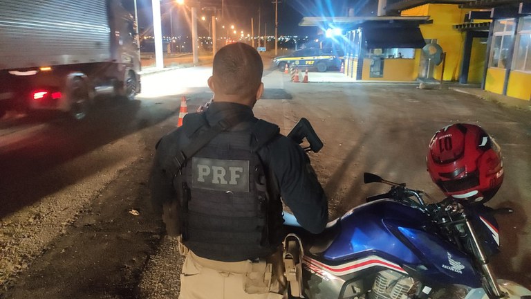 A PRF alerta que ao adquirir um veículo seminovo é importante conhecer a procedência, duvidar de ofertas muito vantajosas e sempre realizar todos os trâmites burocráticos de transferência de propriedade. Essas são dicas importantes para se evitar cair em golpes, ter prejuízos financeiros e ainda responder pela prática do crime de receptação de veículo oriundo de crime.