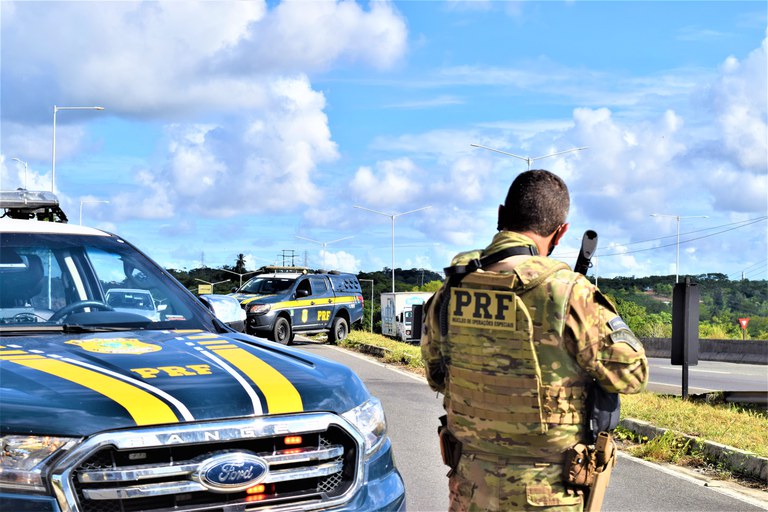 Adulterar ou remarcar número de chassi ou qualquer sinal identificador de veículo automotor, de seu componente ou equipamento é crime, com pena de reclusão, de três a seis anos.