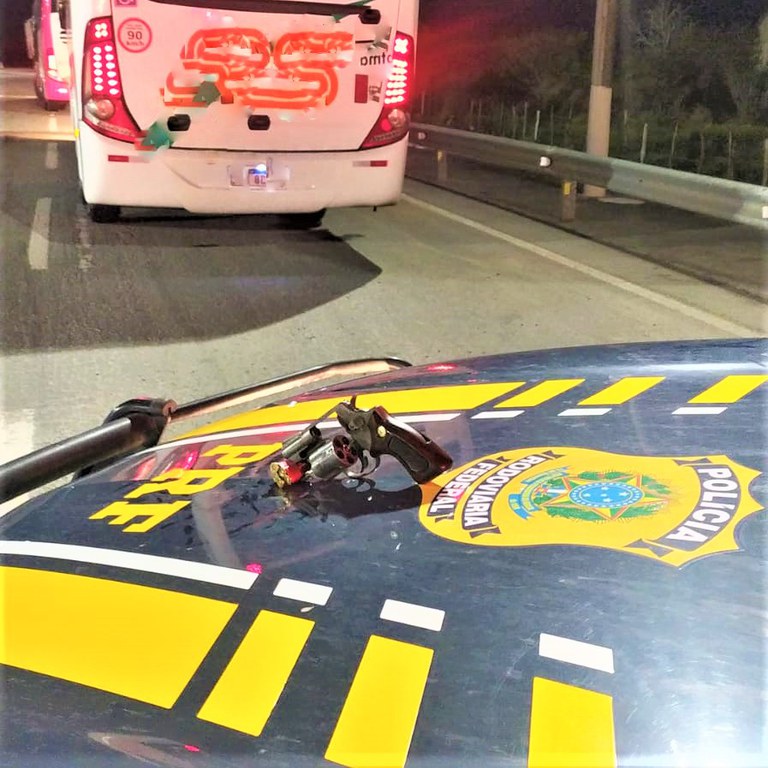 PRF apreende revólver e munições despachados por encomenda em ônibus de viagem