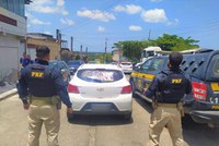 PRF recupera veículo roubado em Simões Filho