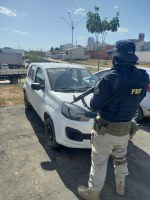 No Oeste da Bahia, PRF recupera carro roubado que foi negociado em troca de postes de concreto