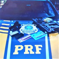 PRF apreende pistola 9mm e 77 munições do mesmo calibre escondidas dentro de cabine de caminhão